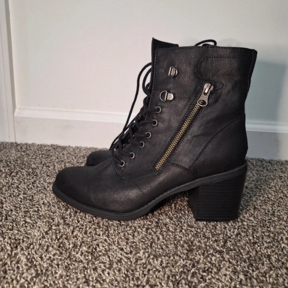 White Mountain Charcoal Lace-Up Boots